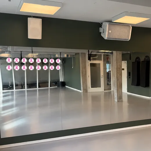 Spejlet i holdsalen med sløjfe-mærker